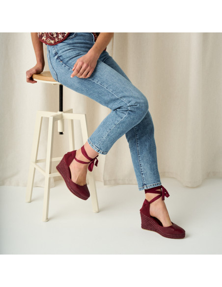 Creta bordeaux wedge espadrilles com vista em perspectiva a meia distância - MONPIEL Creta bordeaux wedge espadrilles com vista em perspectiva a meia distância - MONPIEL