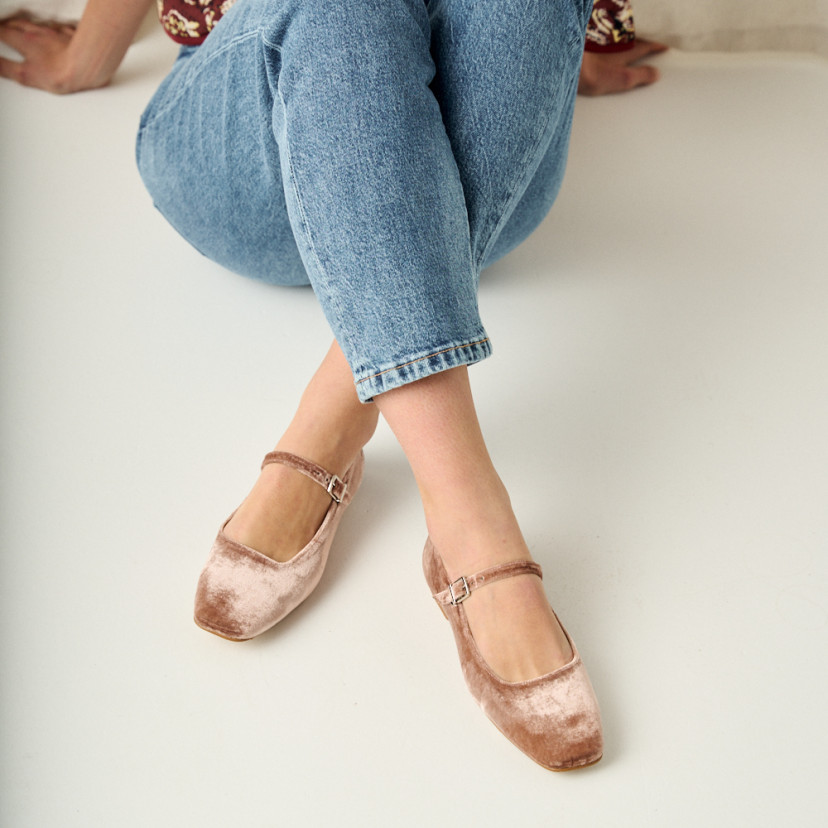 Carlota nude velvet Mary Janes, pés cruzados vistos de cima, modelo sentada no chão em close-up - MONPIEL