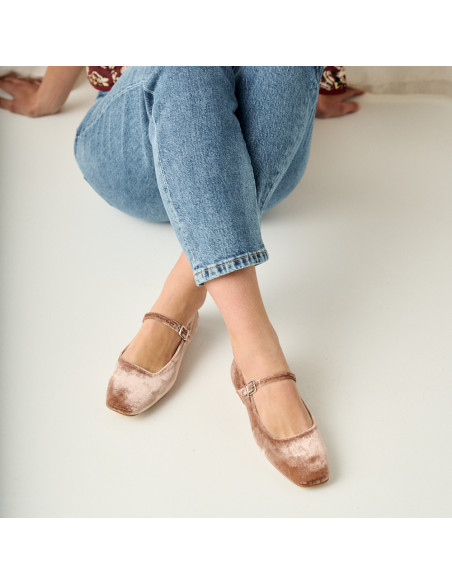 Carlota nude velvet Mary Janes, piedi incrociati visti dall'alto, modello seduto a terra in primo piano - MONPIEL