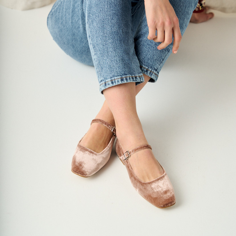 Carlota nude velvet Mary Janes, pés cruzados no chão, close-up - MONPIEL