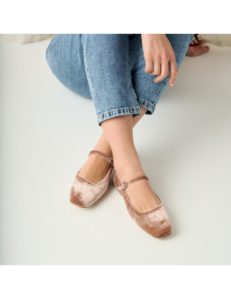 Nude velvet Carlota Mary Janes, crossed feet on the ground, close-up - MONPIEL Nude velvet Carlota Mary Janes, crossed feet on the ground, close-up - MONPIEL