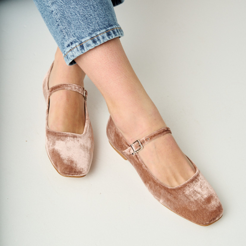 Carlota nude velvet Mary Janes, pés cruzados, vista superior em close-up - MONPIEL