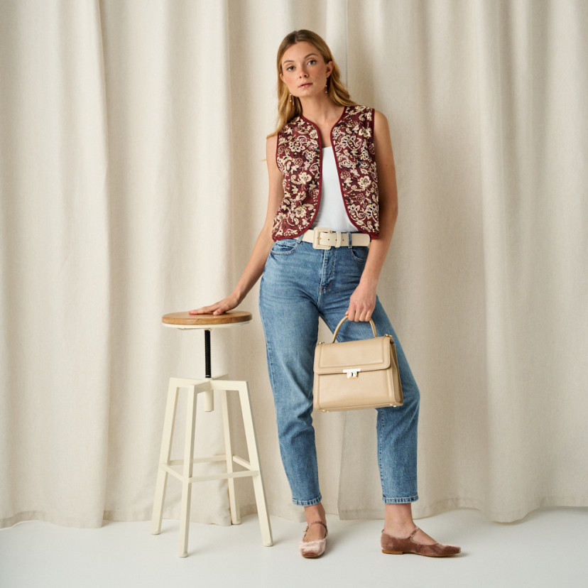 60's leather handbag for women in beige, front view, full shot of model standing - MONPIEL