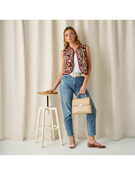 Bolso de piel mujer 60's en color beige con vista frontal en plano general de la modelo de pie - MONPIEL