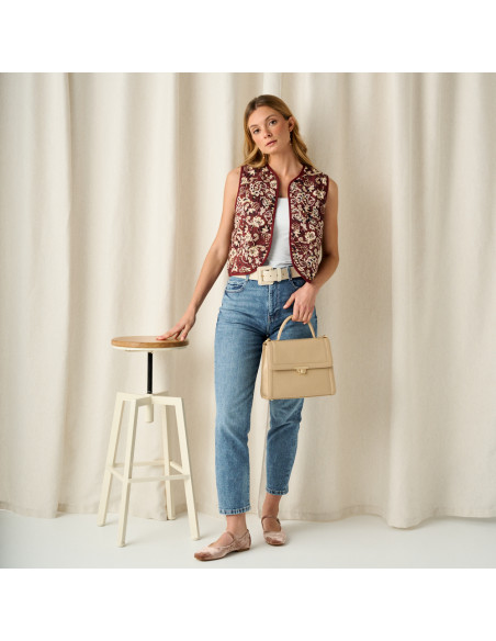 60s beige leather women's bag, front view, full-length shot of standing model next to a stool - MONPIEL 60s beige leather women's bag, front view, full-length shot of standing model next to a stool - MONPIEL