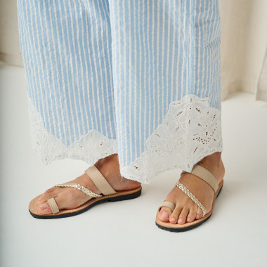Mykonos Greek leather sandal in ice color, perspective view, close-up of steps - MONPIEL 2