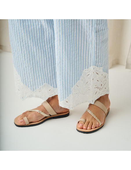 Sandália de couro grega mykonos na cor gelo com vista em perspectiva, close-up - MONPIEL