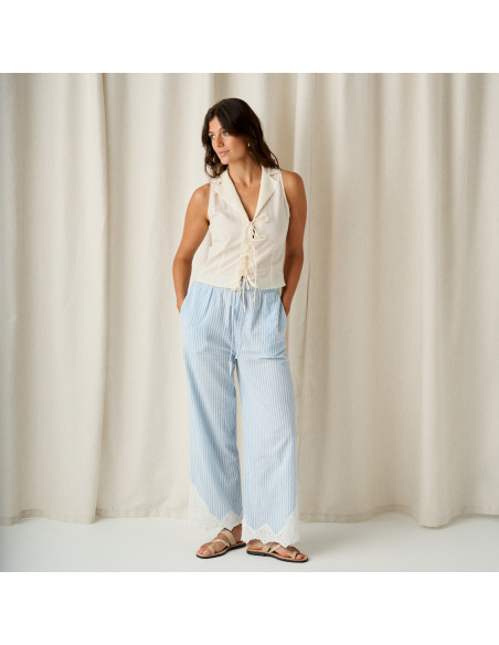 Sandale en cuir style grec Mykonos couleur glace, plan général du modèle debout - MONPIEL