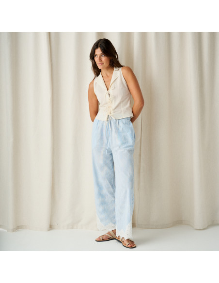 Sandália de couro grega mykonos na cor gelo, plano geral - MONPIEL