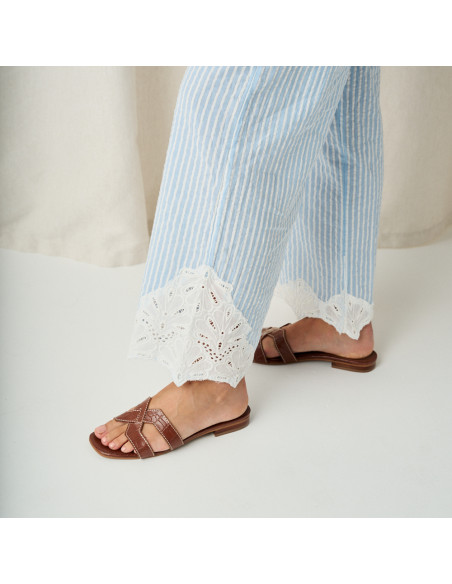 Sandalo Carmina in pelle color cocco cuoio, vista in prospettiva, pantaloni a righe - MONPIEL Sandalo Carmina in pelle color cocco cuoio, vista in prospettiva, pantaloni a righe - MONPIEL