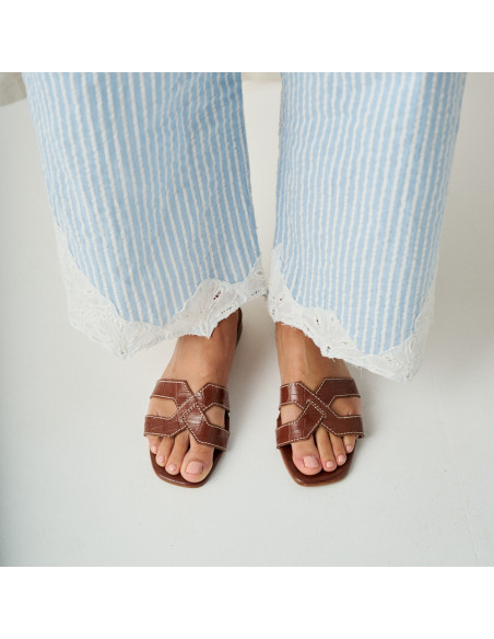 Sandale Carmina en cuir coloris cuir coco, vue de dessus, pieds sur sol blanc - MONPIEL