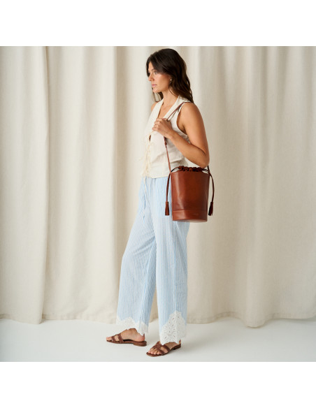 Sandale Carmina en cuir coloris cuir coco, vue des pieds en perspective, modèle de profil, plan général - MONPIEL