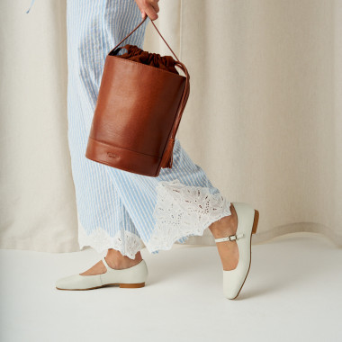 Mary Jane Carlota con cinturino in colore nero, vista di profilo, davanti a un vaso, primo piano - MONPIEL 2