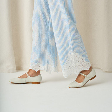 Carlota-Mary-Jane-Schuh mit Riemen in Schwarz, Profilansicht, vor einem Vase, Nahaufnahme - MONPIEL 2