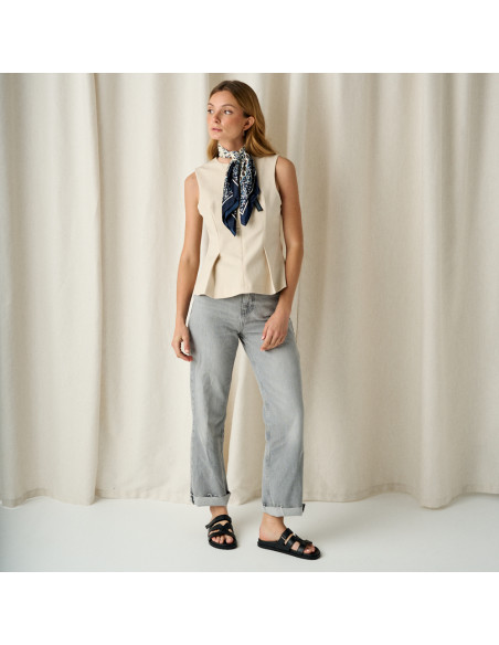 Sandalia bio lucía en color negro con vista frontal y de perfil en plano general de la modelo de pie - MONPIEL Sandalia bio lucía en color negro con vista frontal y de perfil en plano general de la modelo de pie - MONPIEL