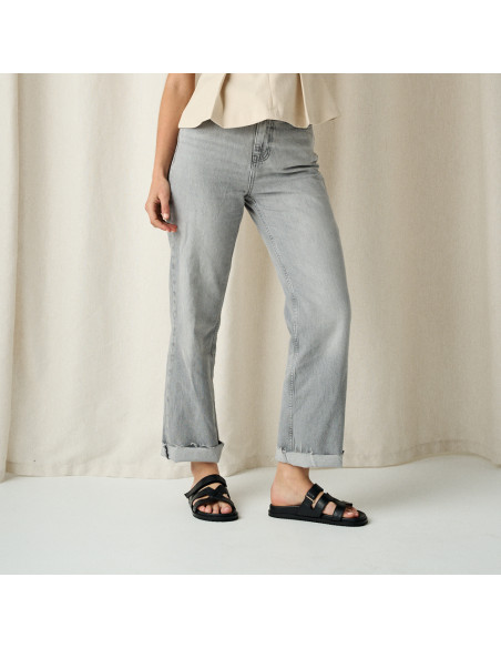 Lucía Bio-Sandale in Schwarz, Halbtotalaufnahme mit Front- und Profilansicht - MONPIEL