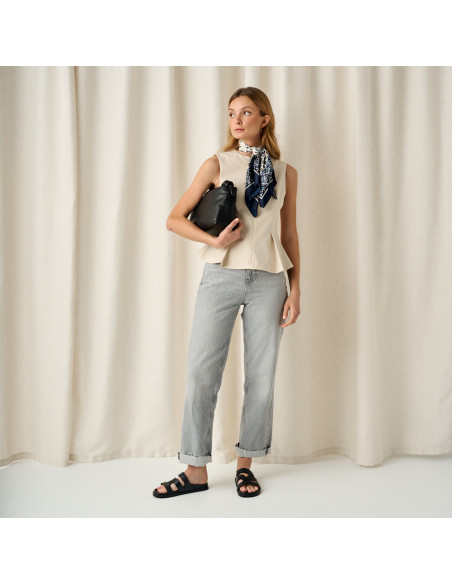 Lucía Bio-Sandale in Schwarz mit Front- und Seitenansicht, Totale - MONPIEL