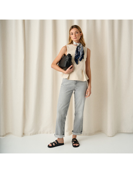 Lucía Bio-Sandale in Schwarz mit Front- und Seitenansicht, Totale mit einer Lederhandtasche unter dem Arm - MONPIEL