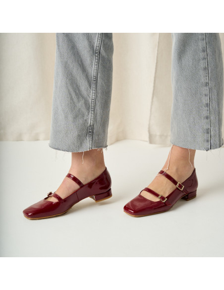 Low-heel patent leather Lolina Mary Janes in burgundy color with a perspective view while walking - MONPIEL Low-heel patent leather Lolina Mary Janes in burgundy color with a perspective view while walking - MONPIEL