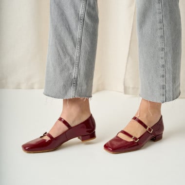 Mary Jane basse in vernice color bordeaux, appoggiate su un cubo di pietra - MONPIEL 2
