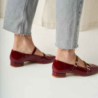 Mary Jane à talons bas en cuir verni bordeaux, posées sur un cube en pierre - MONPIEL 2