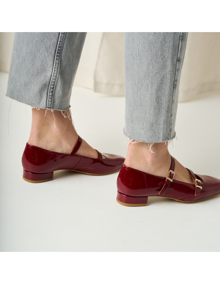 Low-heel patent leather Lolina Mary Janes in burgundy color with a rear perspective view - MONPIEL Low-heel patent leather Lolina Mary Janes in burgundy color with a rear perspective view - MONPIEL