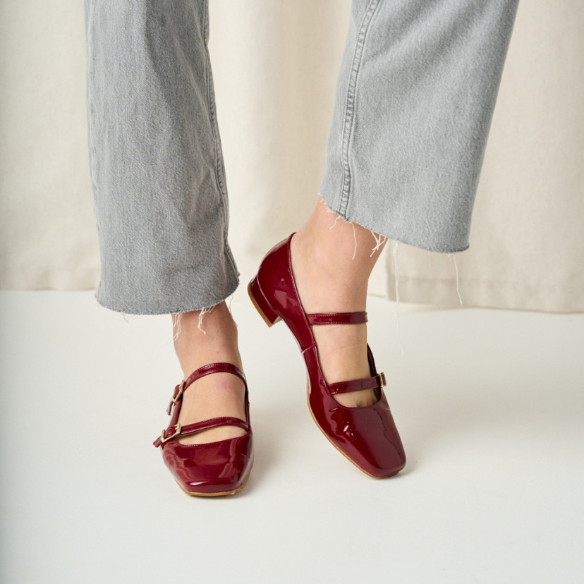 Lolina patent Mary Jane low heel in burgundy, front and side view - MONPIEL