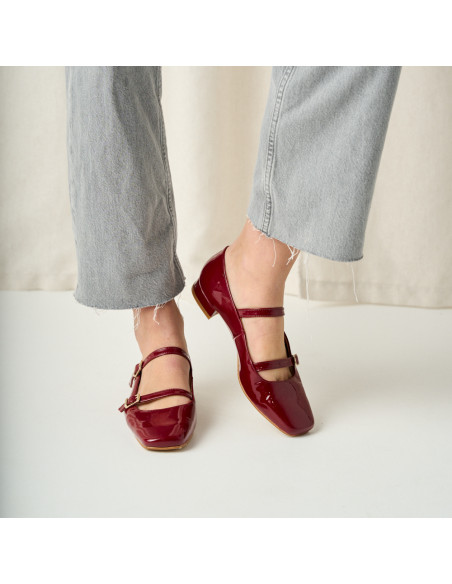 Low-heel patent leather Lolina Mary Janes in burgundy color, front and side view - MONPIEL Low-heel patent leather Lolina Mary Janes in burgundy color, front and side view - MONPIEL