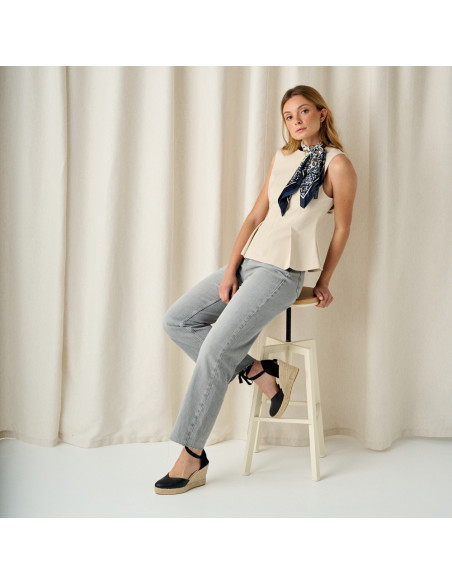 Espadrille à talon compensé Elba en cuir noir, vue de profil sur tabouret, vue complète de la mannequin - MONPIEL