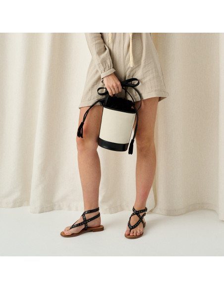 Petit sac cube en toile noire tenu par la poignée, vue de face - MONPIEL