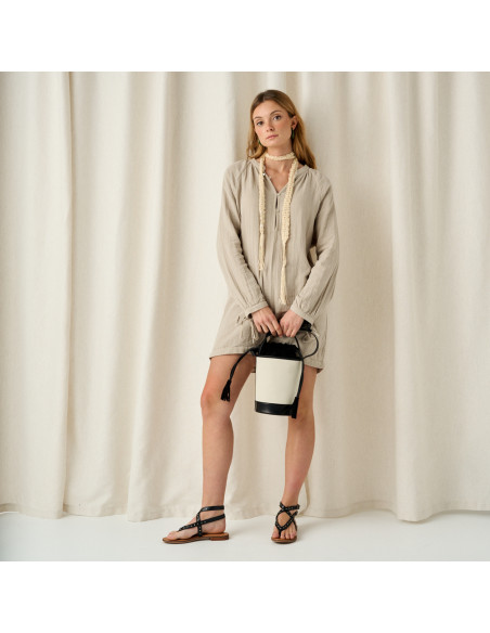 Small black canvas cube bag held by the handle, front view and wide shot - MONPIEL Small black canvas cube bag held by the handle, front view and wide shot - MONPIEL
