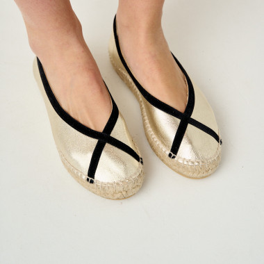 Espadrille ballerina Gaia en platine avec jambes croisées, modèle assise par terre - MONPIEL 2