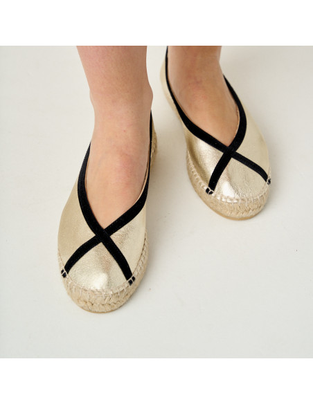 Espadrille ballerina Gaia in colore platino con una vista dall'alto ravvicinata, evidenziando il dettaglio della punta - MONPIEL