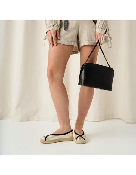 Espadrille ballerina Gaia en platine, vue de face et de profil, avec un sac en cuir à la main - MONPIEL