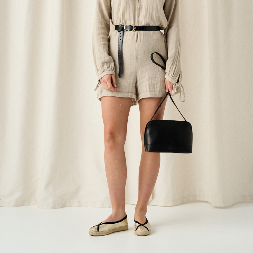 bolso-mediano-piel-mano-negro-mano-cinturon