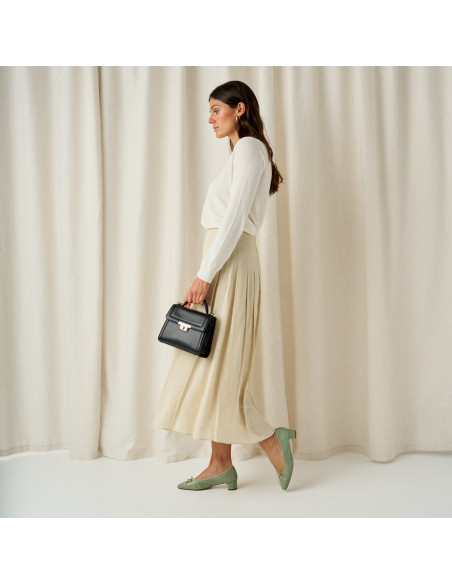 Small black leather 60's handbag for women, full shot with model in profile, detail of ballerina steps - MONPIEL