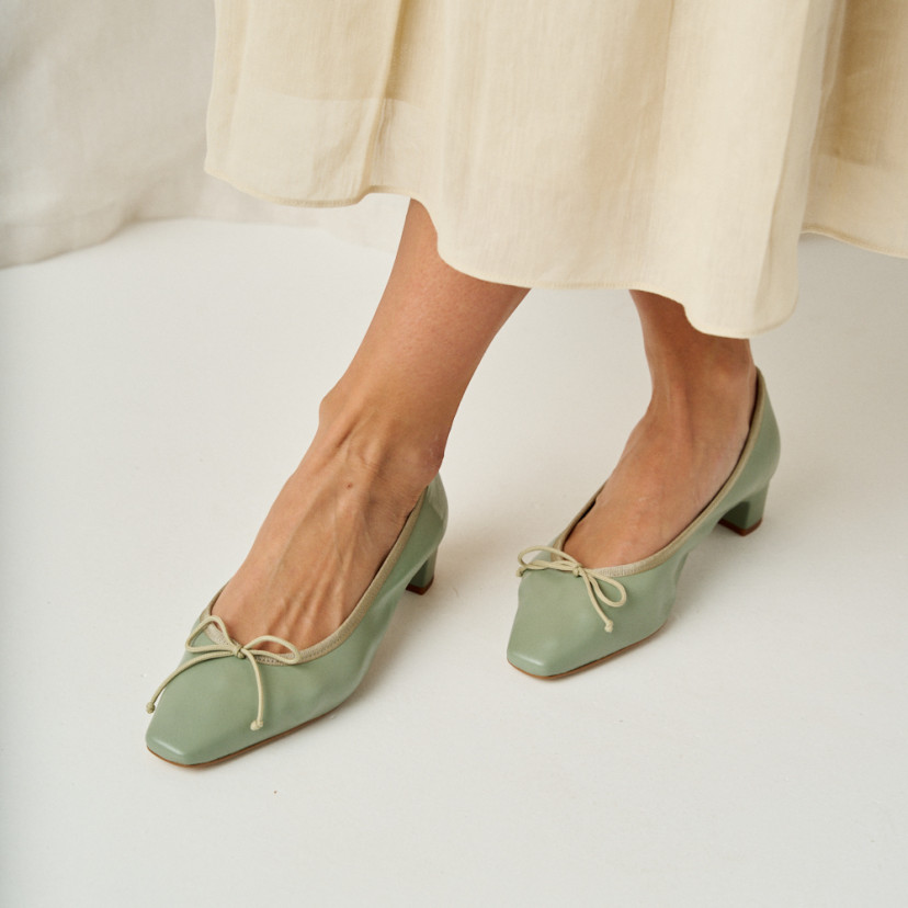 Manuela bow detail kitten heel ballerina in mint green, crossed feet in perspective, close-up - MONPIEL