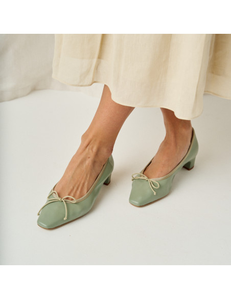Ballerina con tacco basso Manuela fiocco, colore verde menta, piedi incrociati in prospettiva, primo piano - MONPIEL Ballerina con tacco basso Manuela fiocco, colore verde menta, piedi incrociati in prospettiva, primo piano - MONPIEL