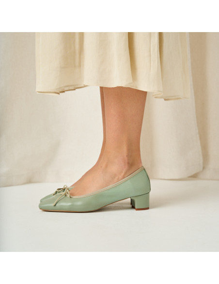 Ballerina con tacco basso Manuela fiocco, colore verde menta, vista di profilo in primo piano - MONPIEL Ballerina con tacco basso Manuela fiocco, colore verde menta, vista di profilo in primo piano - MONPIEL