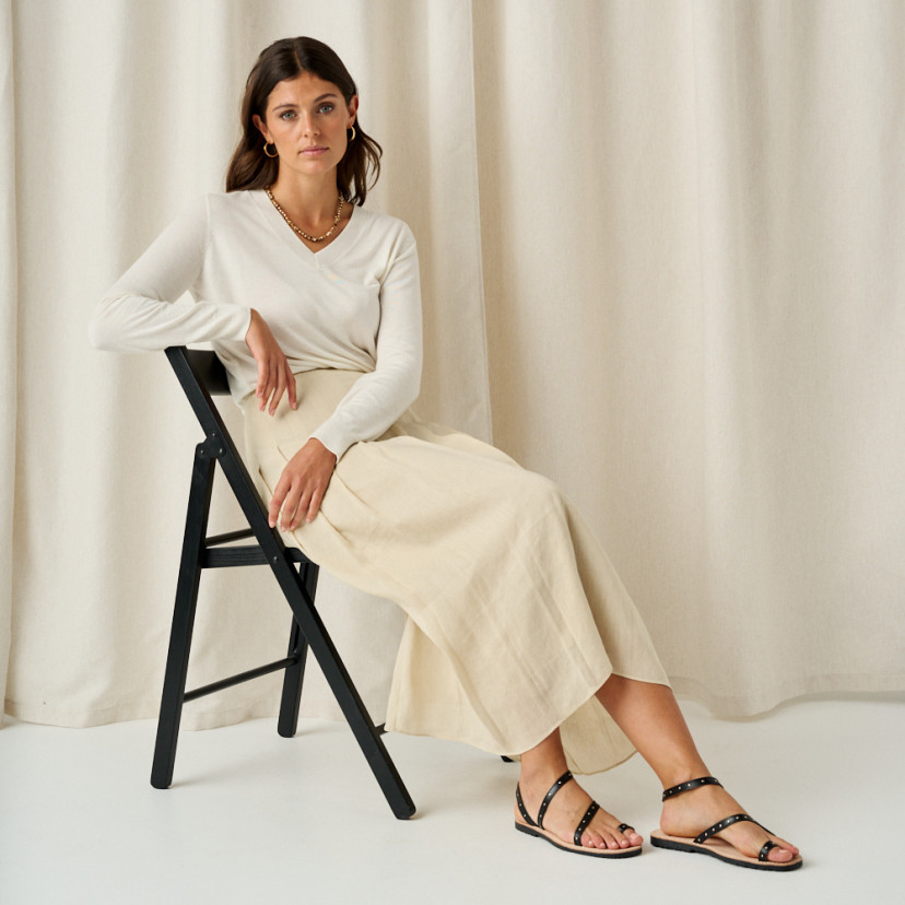 sandalia-milos-remaches-negro-perspectiva-silla