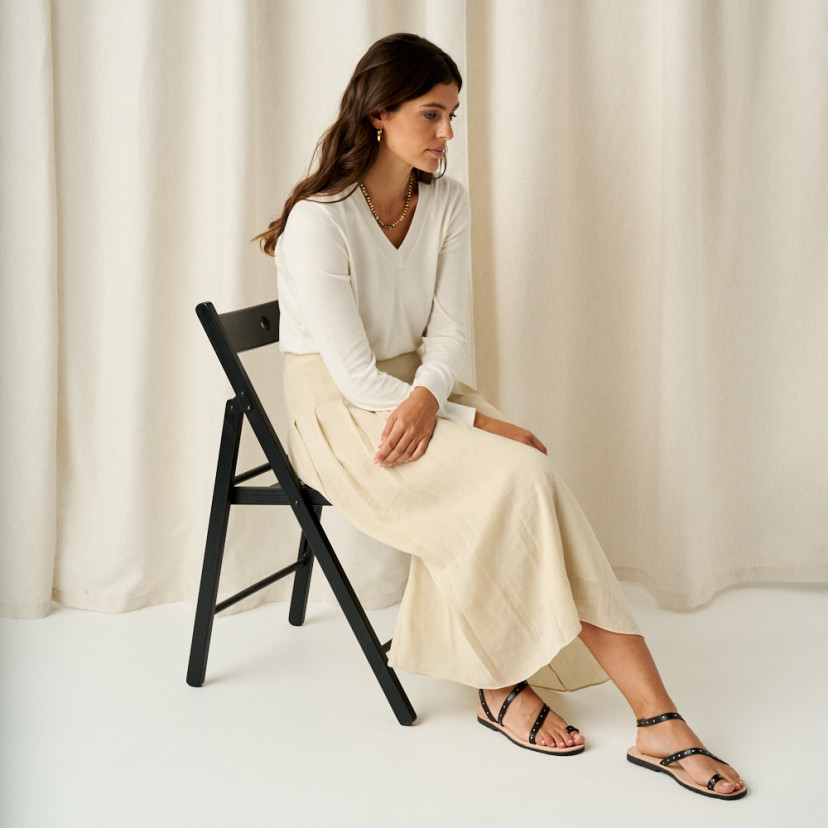 sandalia-milos-remaches-negro-silla-plano-general