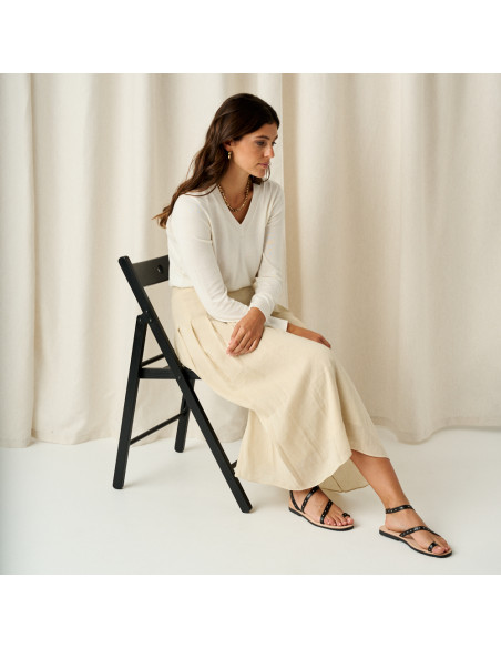 sandalia-milos-remaches-negro-silla-plano-general sandalia-milos-remaches-negro-silla-plano-general