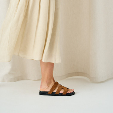 Black bio sandal Lucía with top view close-up - MONPIEL 2