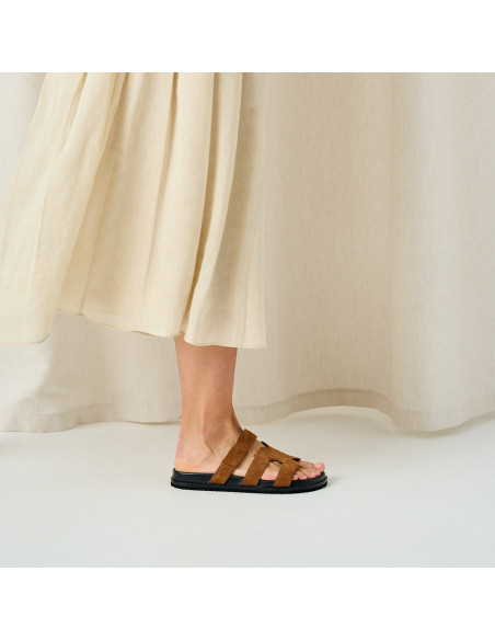 Lucía bio sandal in suede leather, side view of steps, close-up - MONPIEL