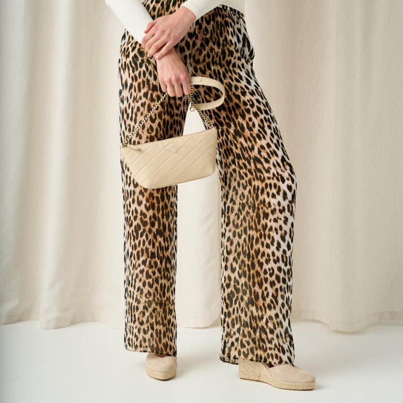 bolso-de-piel-mujer-acolchado-new-york-beige-pierna