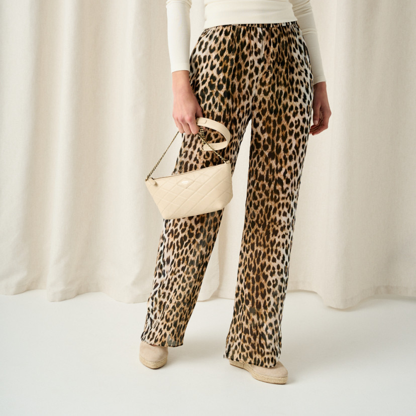 bolso-de-piel-mujer-pequeño-acolchado-new-york-beige-mano