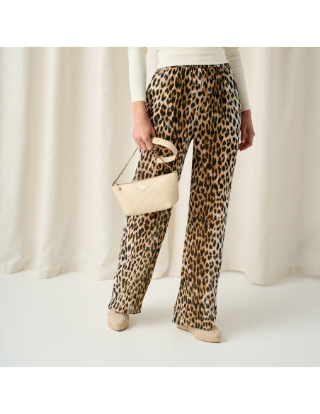 Petit sac en cuir matelassé New York pour femme, couleur beige, vue en perspective, plan moyen - MONPIEL