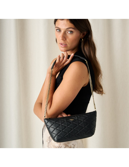 Kleine gesteppte New York Damen-Ledertasche in Schwarz mit Vorderansicht, über der Schulter getragen - MONPIEL