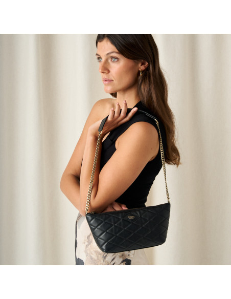 Kleine gesteppte New York Damen-Ledertasche in Schwarz mit Nahaufnahme der Vorderansicht, über der Schulter getragen - MONPIEL