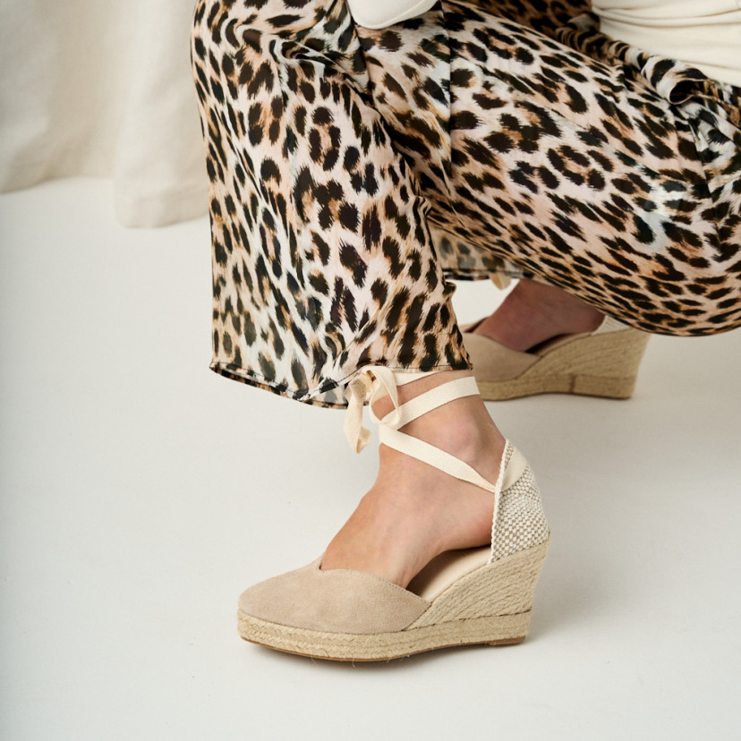 Espadrilha com cunha Elba de couro em bege, vista lateral, close-up da espadrilha amarrada - MONPIEL